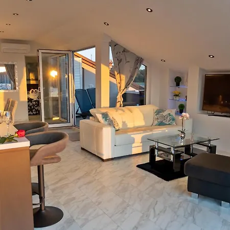 Apartment At Palm *