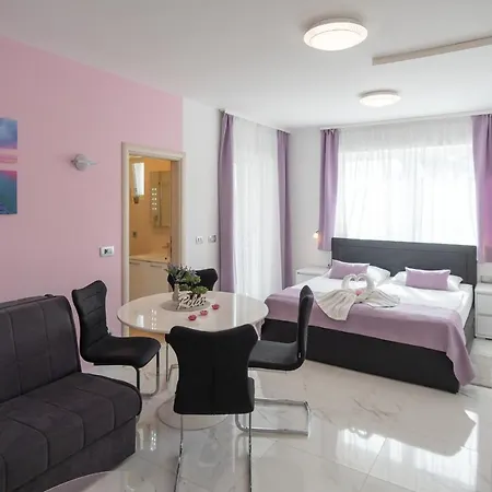 At Palm Apartment